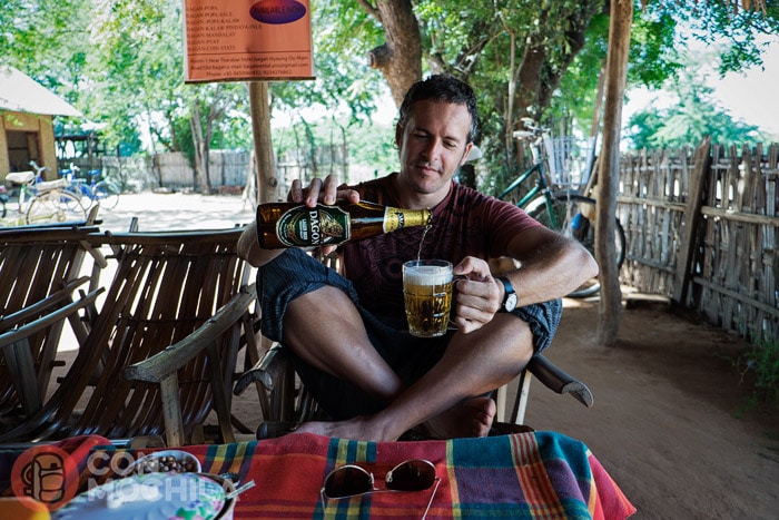 Disfrutando de la cerveza bien fría...
