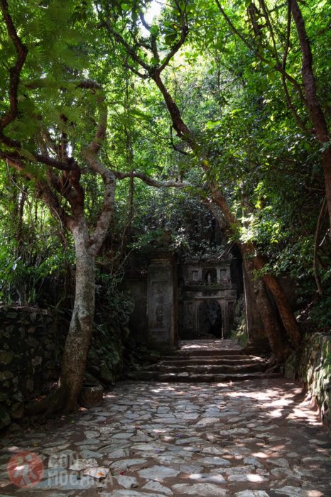 Acceso a las cuevas de Thuy Son
