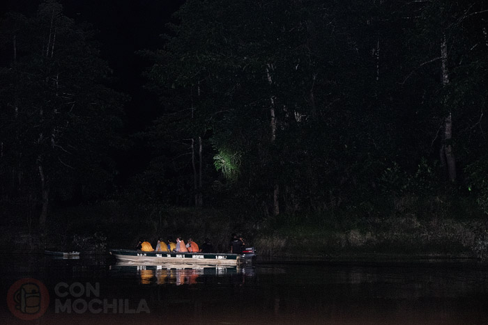 La barca en una salida nocturna