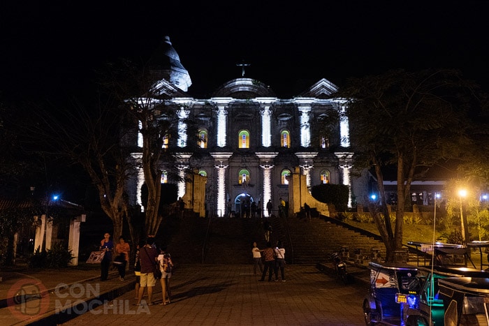 Imagen de la basílica iluminada en la noche