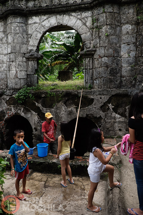 El señor que saca el agua "milagrosa"