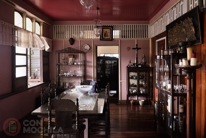 El comedor con la cocina al fondo
