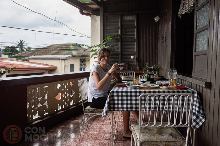 El balcón / terraza donde tomamos los desayunos