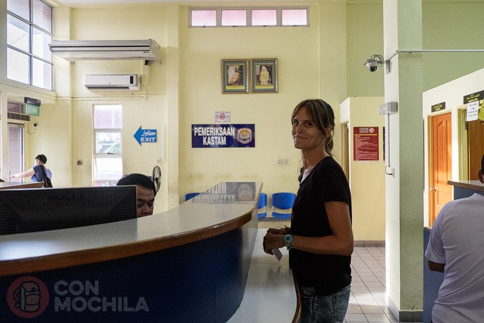 Carme en la oficina de inmigración