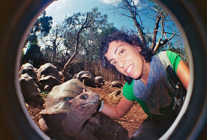 Junto a una de las centenarias tortugas de Isla Prisión (Zanzíbar)