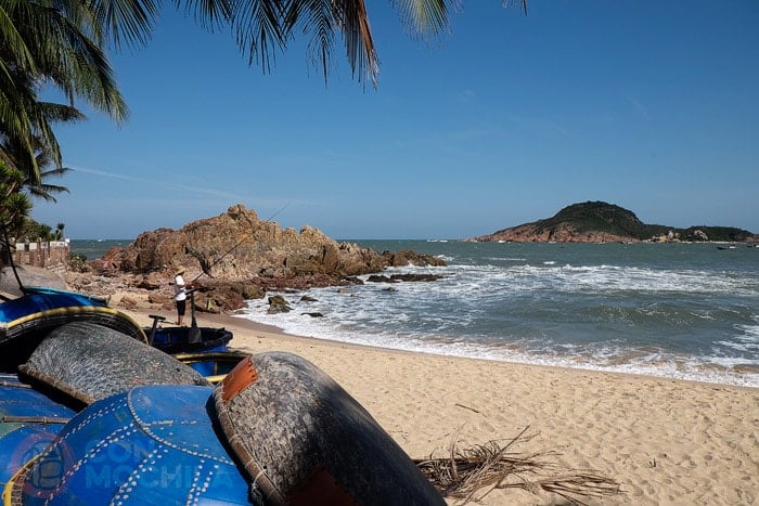 La playa y algunas embarcaciones redondas