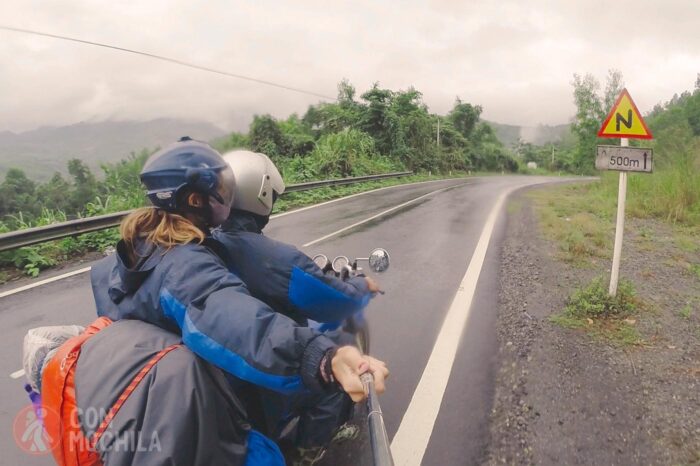 La moto con problemas bajo la lluvia
