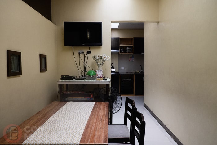 El comedor con la cocina al fondo