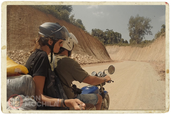 La carretera de tierra y piedras