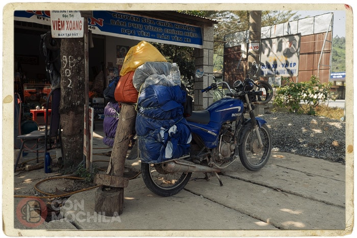 El "artilugio rudimentario" para elevar la rueda de la moto