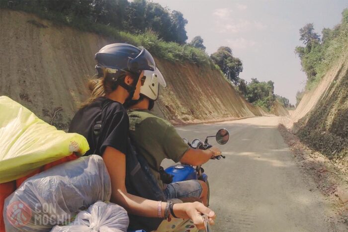 La carretera de tierra y piedras