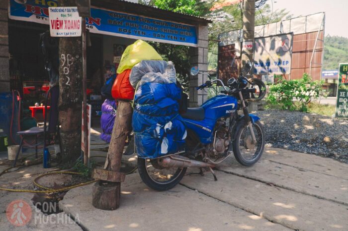 El "artilugio rudimentario" para elevar la rueda de la moto