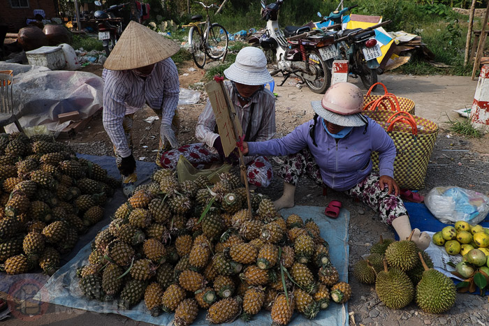 Piñas baratísimas en el mercado del pueblo
