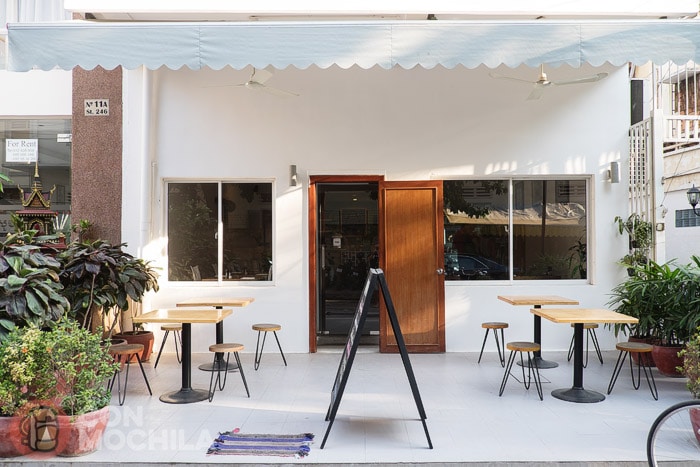 Entrada del Backyard café