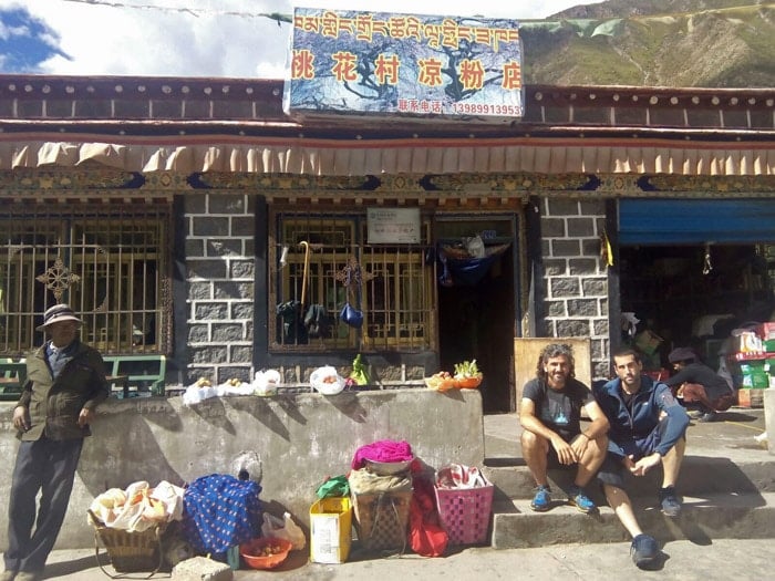 Joanma y Javier en Shigatse, antes de empezar 