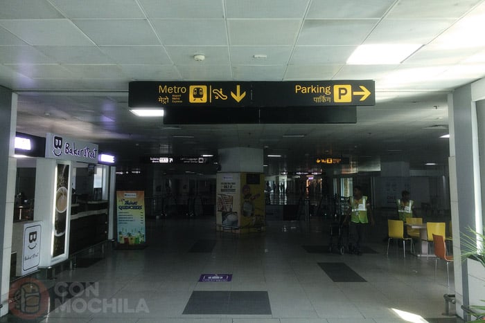 Llegada al hall que nos indica por dónde se va al metro