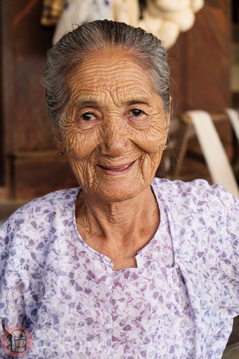 Una señora mayor en una de las tiendas de Bagán
