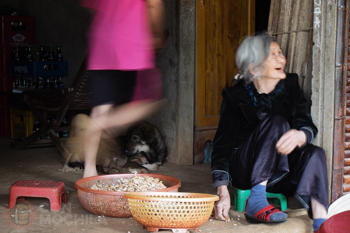 Risueña señora a la entrada de los túneles de Vinh Moc