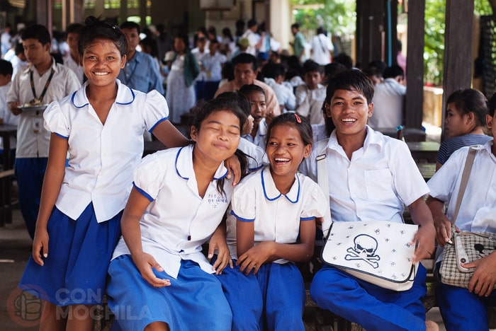 Felices a la salida del colegio, en Phom Penh