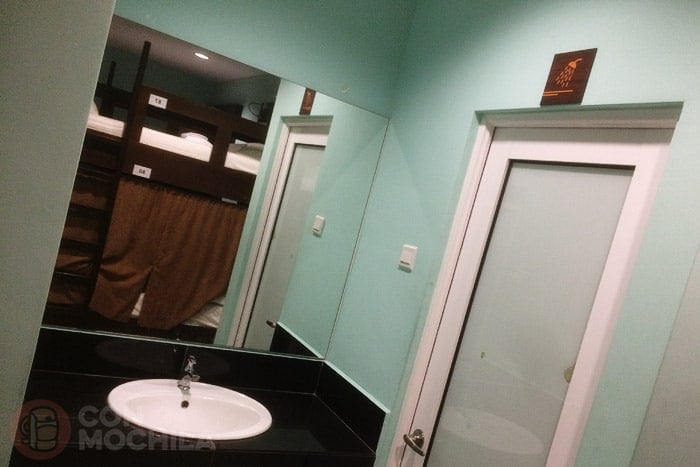 El lavabo, WC y ducha dentro de la habitación