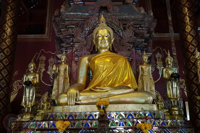 Imágenes de Buda en el altar
