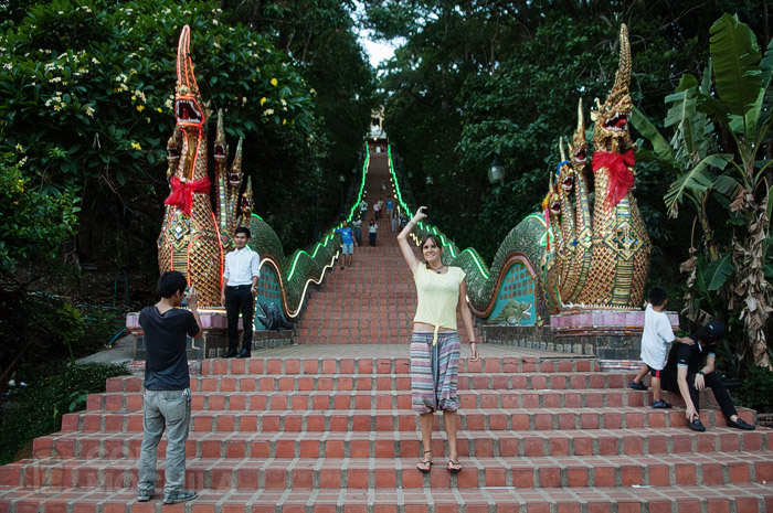 La enorme escalera de la entrada