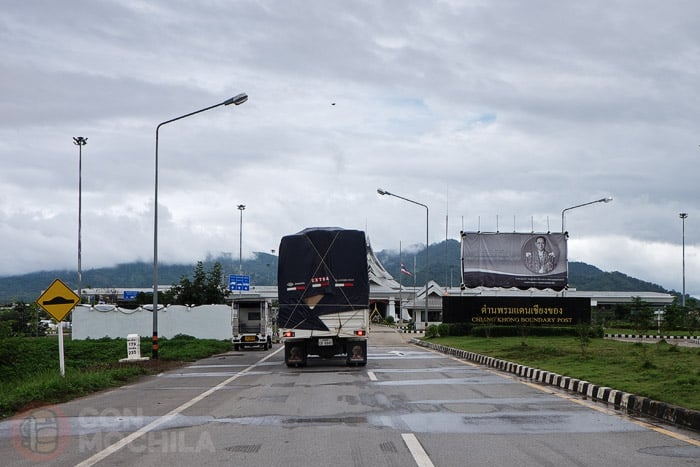 Cruzar la frontera de Laos en moto desde Tailandia: Llegando a la frontera tailandesa del puente de la amistad IV