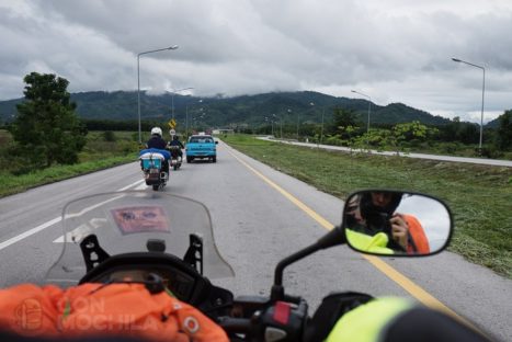 Cruzando el puente "con escolta"
