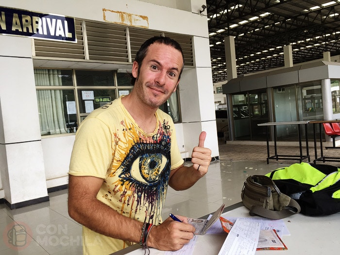 Rellenando los formularios para el visado de Laos