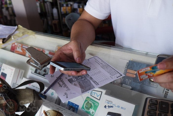 El señor configurando nuestra SIM card