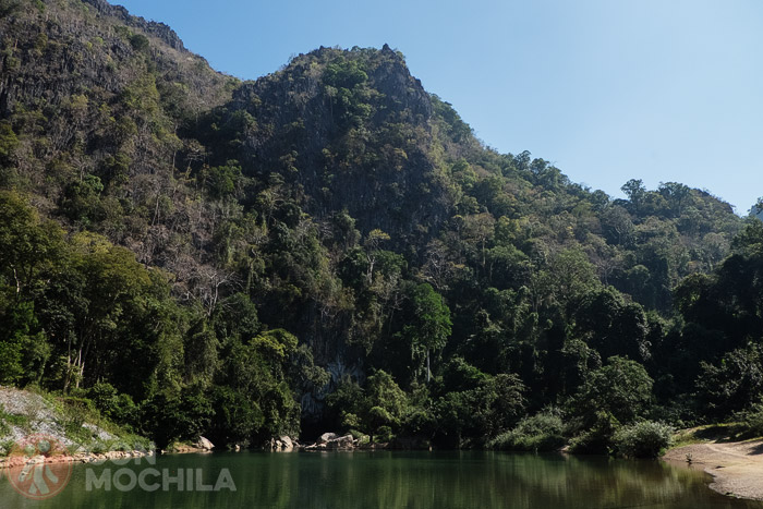 El río por fuera de la cueva