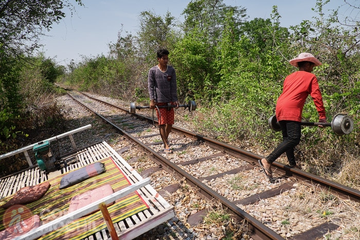 Desmontando el tren de bambú