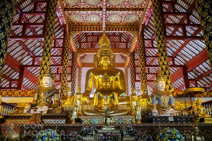 Altar que da a la puerta de entrada