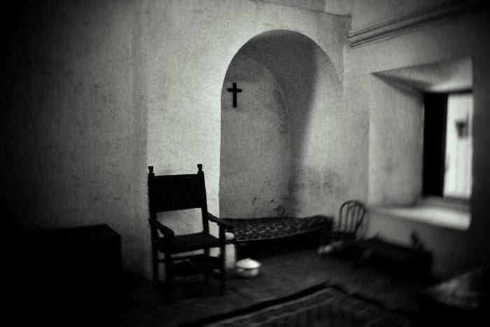 La crónica cósmica. Encerrado en un convento de clausura