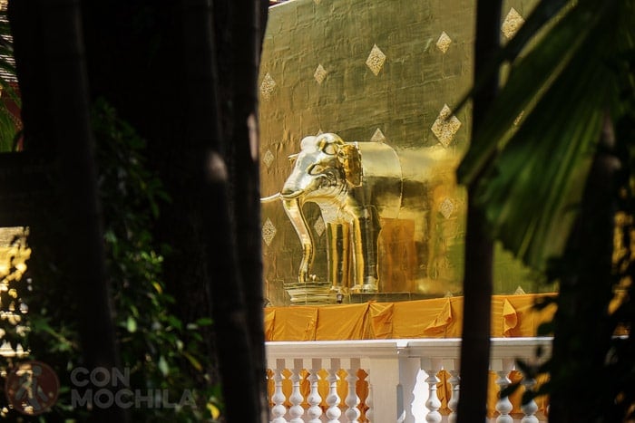 Detalle del elefante que emerge del chedi