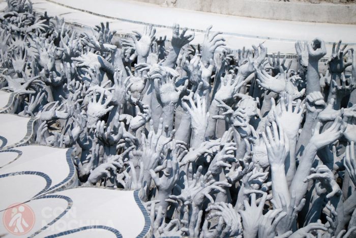 Las manos del templo blanco de Chiang Rai