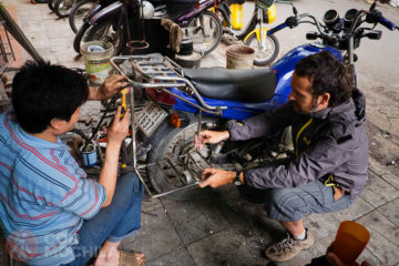 INSTALANDO LOS RACK PARA LAS MOCHILAS