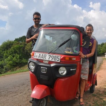 Neus y Raúl con su tuktuk