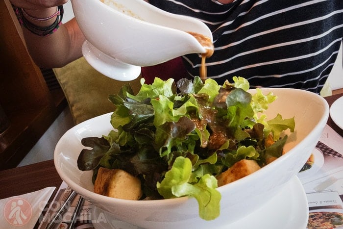 Riquísima ensalada en el J Kitchen