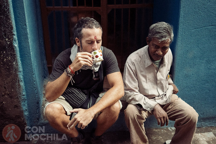 Disfrutando del chai con otro cliente