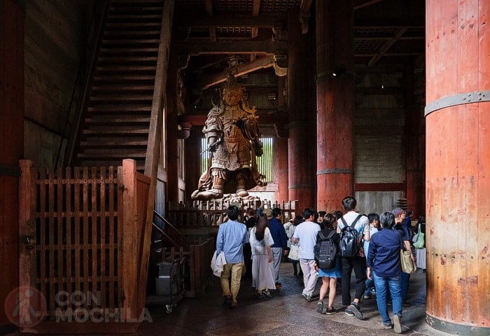 Turistas en el interior