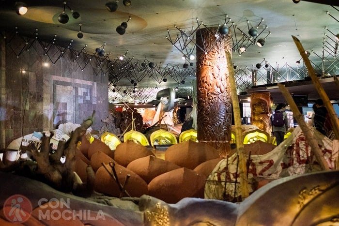 Interior del museo con detalles bélicos