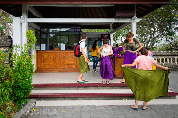 Hay que ponerse el sarong en la entrada