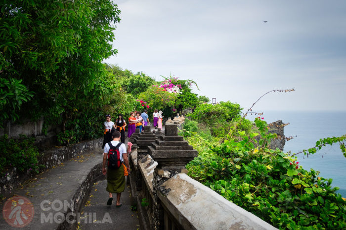 Caminando a la izquierda junto al acantilado para obtener mejores vistas