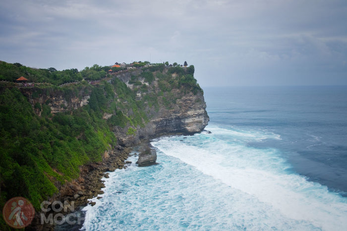 Vistas del templo Uluwatu desde la derecha