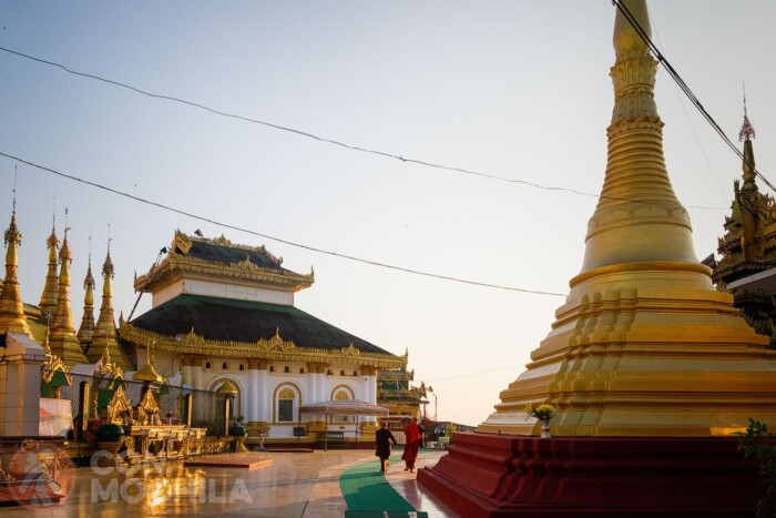 Monjes en el recinto de la Kyaikthanlan Paya al atardecer