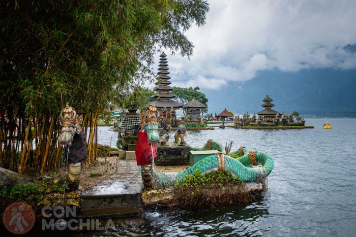 Otra vista del templo junto al lago
