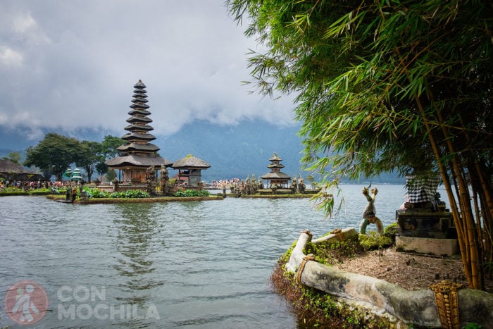 Otra vista del templo junto al lago Bratan
