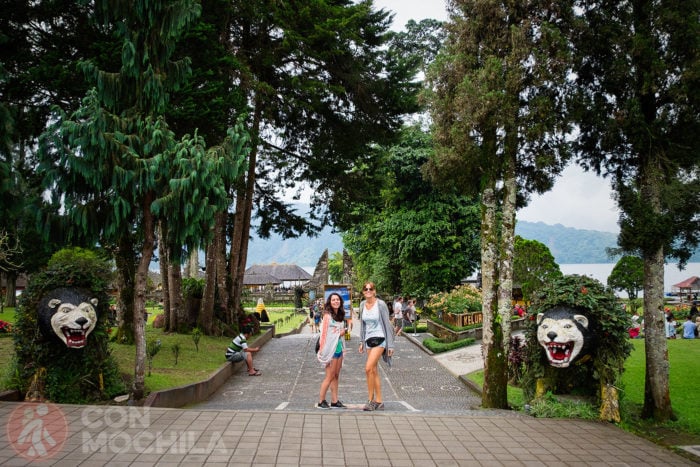 Acceso al complejo del PURA ULUN DANU BRATAN