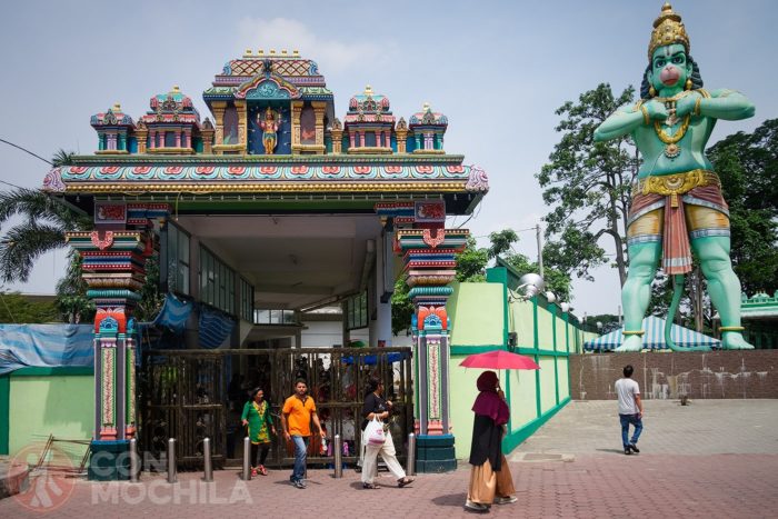 Entrada al complejo con la estatua de Hanuman